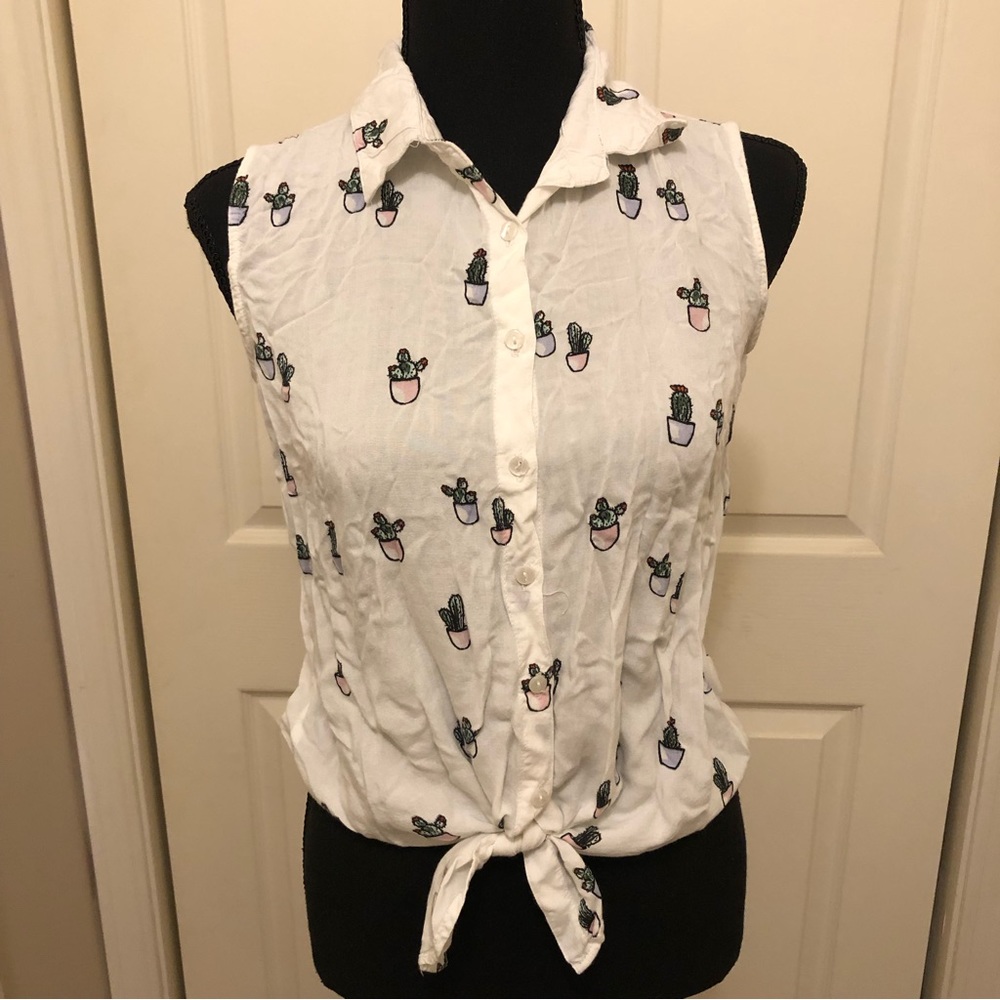 🖤3/$10 Japna White Sleeveless Button-Up Tie Front Top with Cactus Print